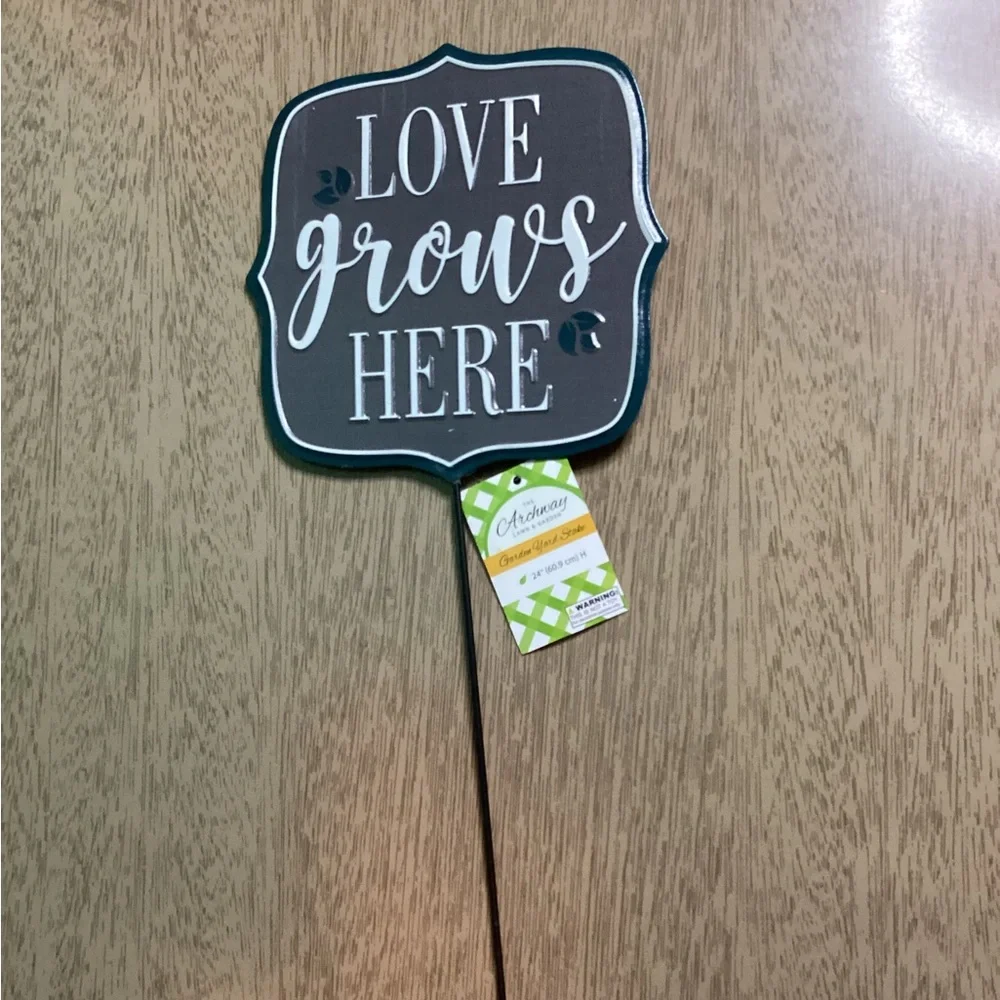 Love Grows Here Garden Yard Stake NWT - Picture 1 of 4